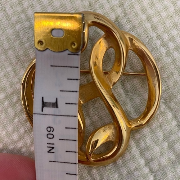 Vintage Gold Tone Brooch Pin - Picture 4 of 9